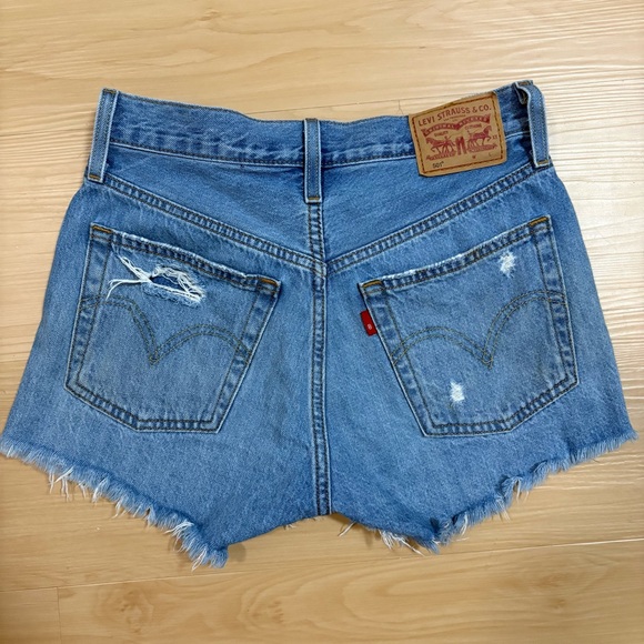 Levi’s 501 Cut Off Jean Shorts Size 24 Light Wash Distressed High Rise - Picture 5 of 10